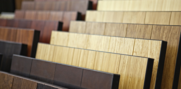 Präsentation von Bodenbelägen in hellen und dunklen Farben aufgestellt in einem Ständer für Bodenmuster.