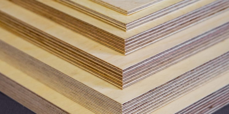 Mehrere übereinander gestapelte Multiplexplatten mit heller, holzfarbener Oberfläche